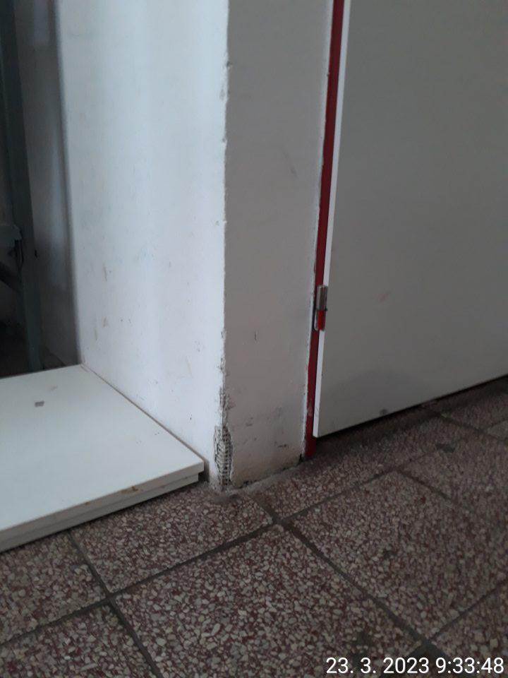 porušená celistvosť steny v zázemí predajne
