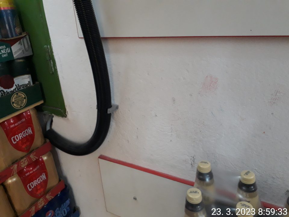 nevyhovujúci hygienický stav steny v zázemí predajne