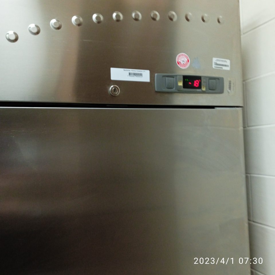 V príručnom mraziacom zariadení (stojaté) na odd. dopeku boli zistené nevyhovujúce podmienky uchovávania, teplota -4,7°C nameraná služobným teplomerom RVPS Martin č.A2094/21 o 08:01 hod.. Na displeji zariadenia bola teplota zaznamenaná teplota -18°C.