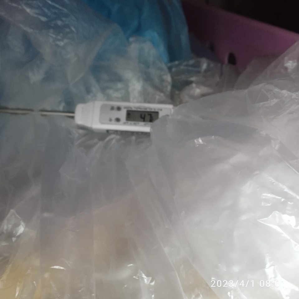 V príručnom mraziacom zariadení v zázemí predajne v oddelení dopekania teplota nameraná -4,7°C.