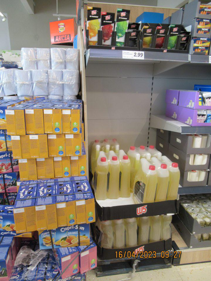 Na predajnej ploche ponúkaný potravinársky tovar- CapriSun, nealkoholický ovocný nápoj) v tesnej blízkosti s nepotravinárskym tovarom (osviežovače vzduchu, Letná voda do ostrekovačov). 