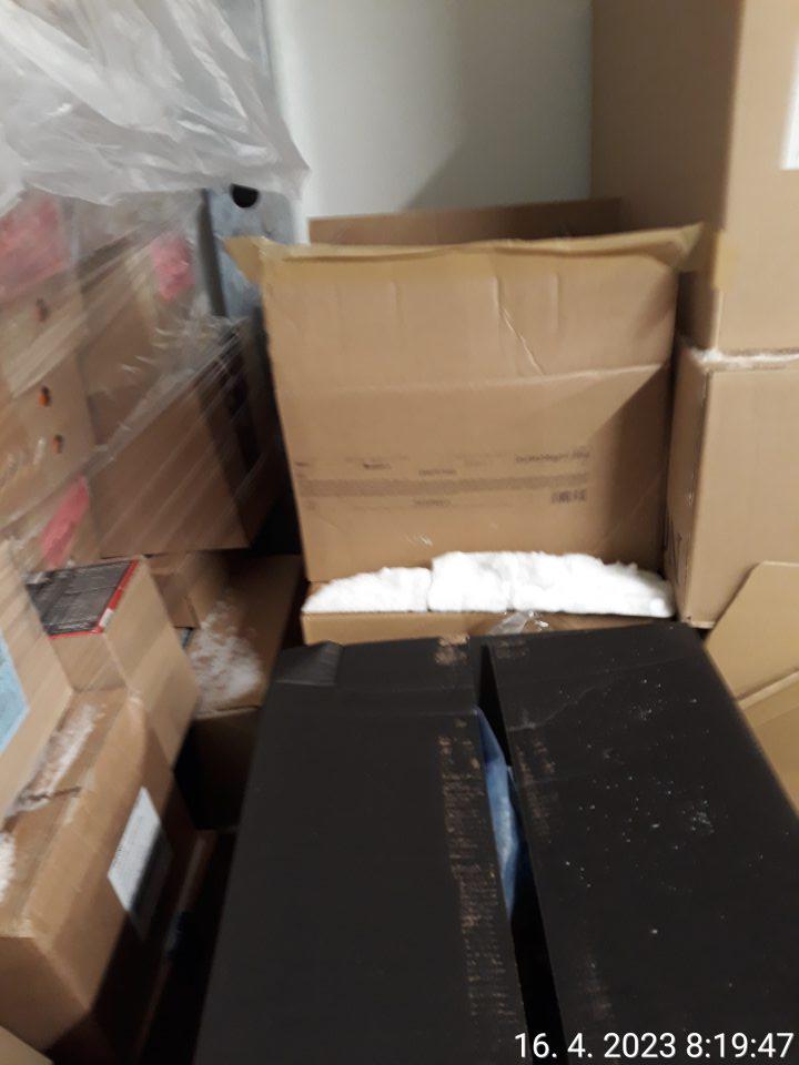 Napadaný ľadový povlak na skladovaných otvorených kartónoch s polotovarmi.