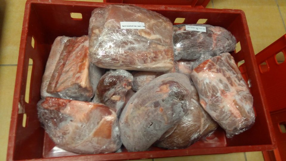 V čase kontroly v priestore prípravovne mäsa identifikovaná prepravka s mäsom domácich kopytníkov, jednotlivé časti boli zabalené vo fólii, mäso bolo zamrznuté, uchovávané pri teplote okolitého prostredia. Podľa vyjadrenia vedúcej predajne sa mäso, ktoré sa nepredá v priebehu dvoch dní na predajni formou pultového predaja vracia dodávateľovi. Predmetné mäso nachystané na vrátenie dodávateľovi pri novej dodávke čerstvého mäsa.