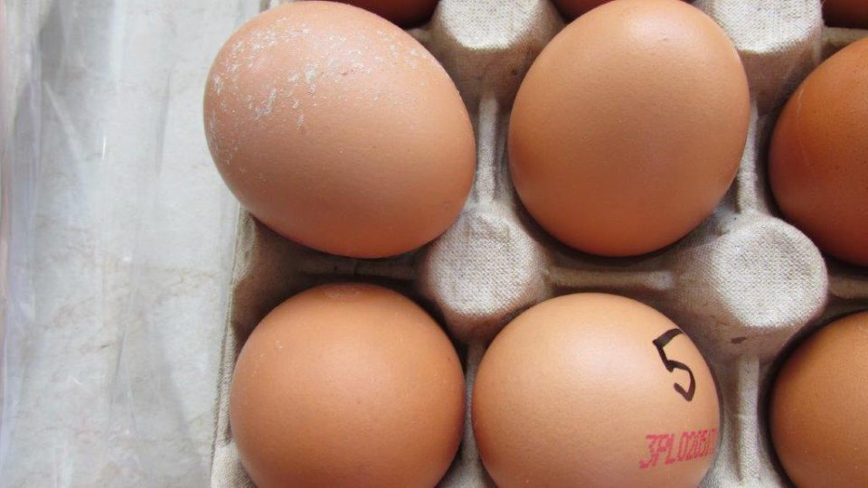 Nevyhovujúci výrobok - čerstvé vajcia, trieda A, hmotnostná trieda S, stredné: hmotnosť od 43 g do 52 g, kód na vajci: 3PL 02051301 K2, kód triediarne: PL30225901