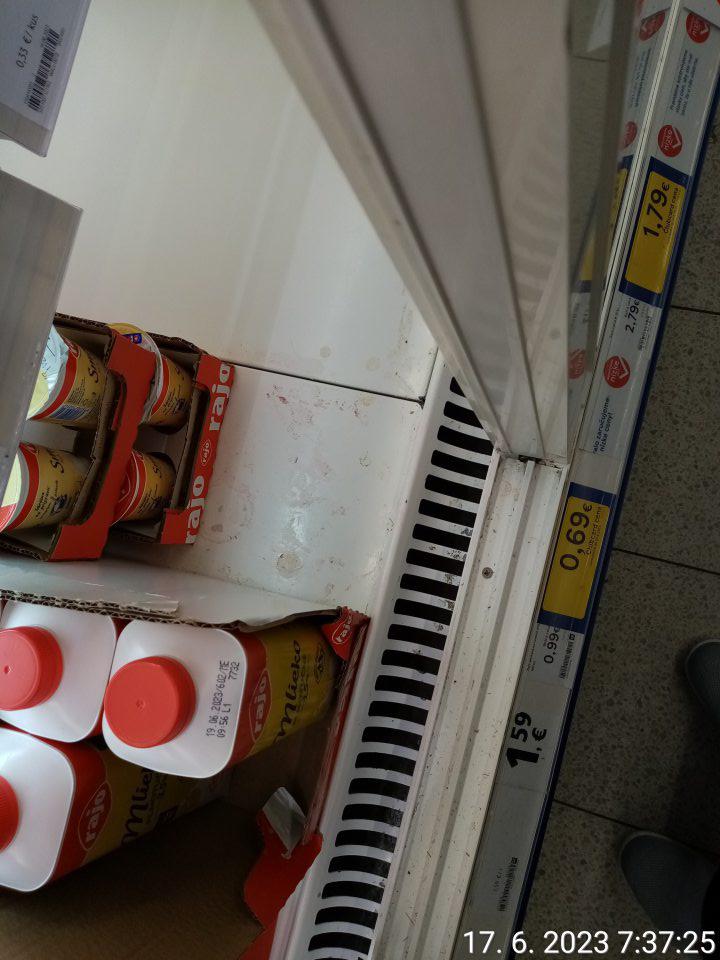 Znečistenie pri predaji mliečnych výrobkov Rajo smotana na varenie (zaschnuté zbytky potravín).