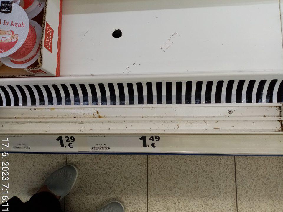 Znečistenie prednej časti chladiaceho zariadenia v mieste vodiacich líšt na posuvné dvierka.