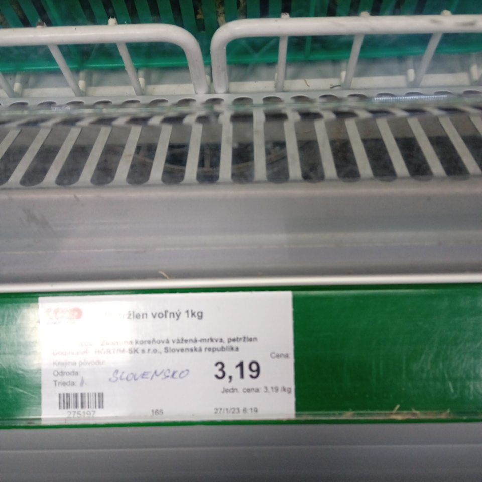 Znečistenie chladiacich zariadení v predajni - v prednej časti pod mriežkami výskyt mechanických nečistôt, zvyškov potravín, prachu.