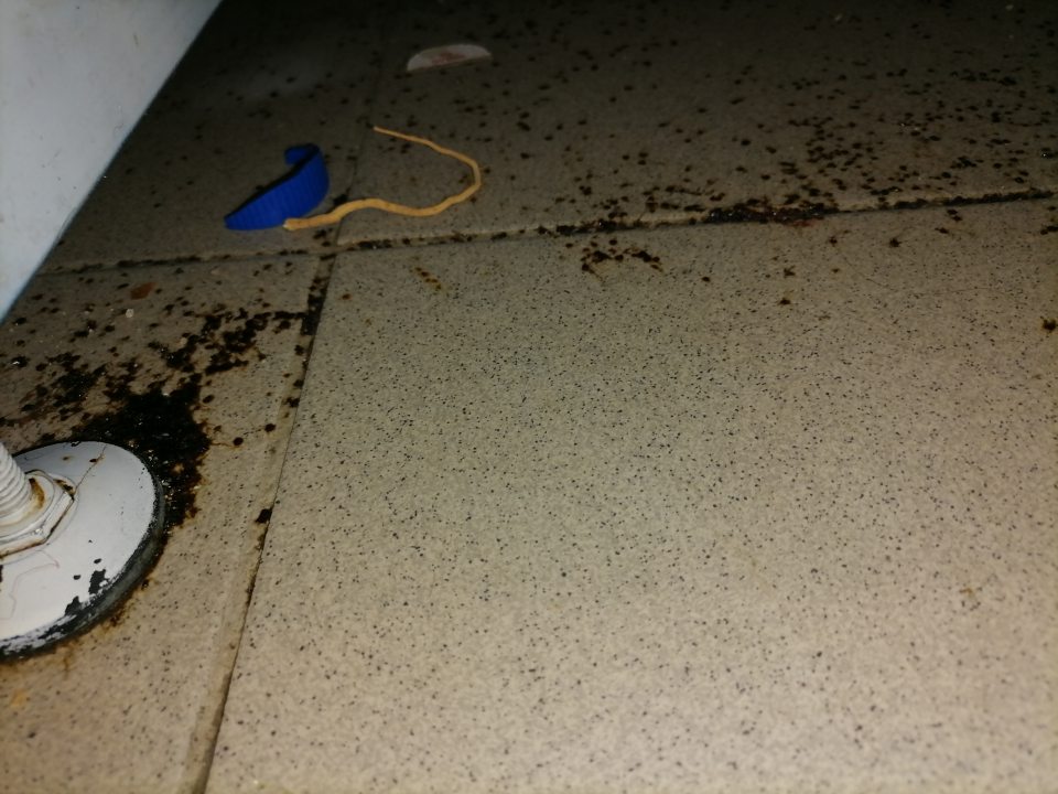 nevyhovujúci stav podlahy na predajnej ploche