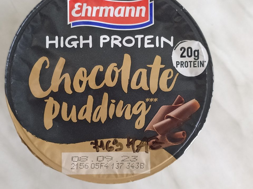 Proteínový pudingový dezert s čokoládovou príchuťou 200g e, výrobca: Ehrmann GmbH A.-Ehrmann - Str.2, 87770 Oberschonegg, Nemecko, spotrebujte do: 08.09.23 2156F4 137343B, schvaľovacie číslo výrobcu DE BY 77727 EG-OZNAČENIE NIE JE V SÚLADE S POŽIADAVKAMI Nariadenia EPaR (EÚ) č. 1169/2011Článok 7, ods.1a: Článok 7, ods.1a: - na obale výrobku dominantný anglický text “HIGH PROTEIN Chocolate puding***“, a grafické vyobrazenie čokolády, čo navádza spotrebiteľa, že ide o výrobok čokoládový. Názov potraviny v slovenskom jazyku „Proteínový pudingový dezert s čokoládovou príchuťou“ a v zložení ako zložka čokoláda nie je uvedená, je len aróma. Anglický text nekorešponduje so slovenským textom, čo uvádza spotrebiteľa do omylu, a aj podľa článku 7 ods. 2 citovaného Nariadenia informácie o potravinách musia byť presné, jasné a ľahko zrozumiteľné pre spotrebiteľa.