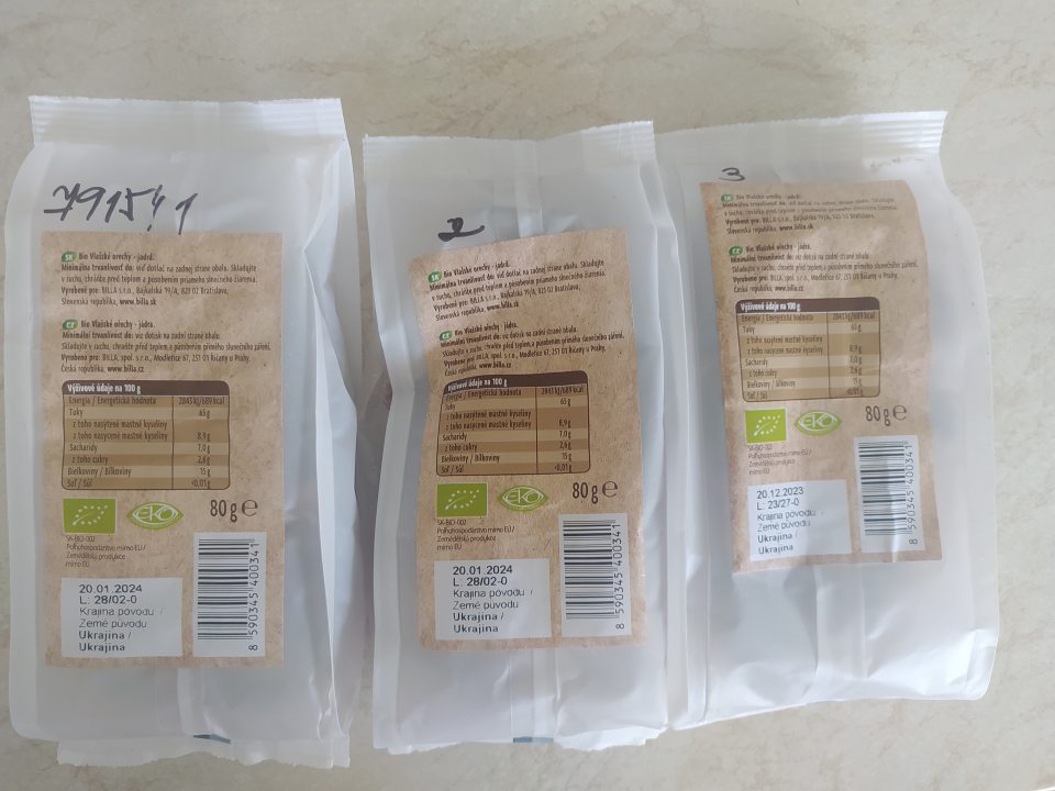 výrobok: Vlašské orechy jadrá 80g, vyrobené pre: BILLA s.r.o., Bajkalská 19/A, 821 02 Bratislava, krajina pôvodu: Ukrajina, DMT: 20.01.2024 L: 28/02-2 a výrobok: Vlašské orechy jadrá 80g, vyrobené pre: BILLA s.r.o., Bajkalská 19/A, 821 02 Bratislava, krajina pôvodu: Ukrajina, DMT:20.12.2023 L: 23/27-0-nie je v súlade s požiadavkami Nariadenia (ES) č.178/2002 Článok 14 ods. 2 písm. b): Vôňa - cudzia, nepríjemná, po oxidácii Chuť - cudzia, zvieravá, horká, po oxidácii Protokol o skúške č. 12531/2023 zo dňa 14.08.2023.