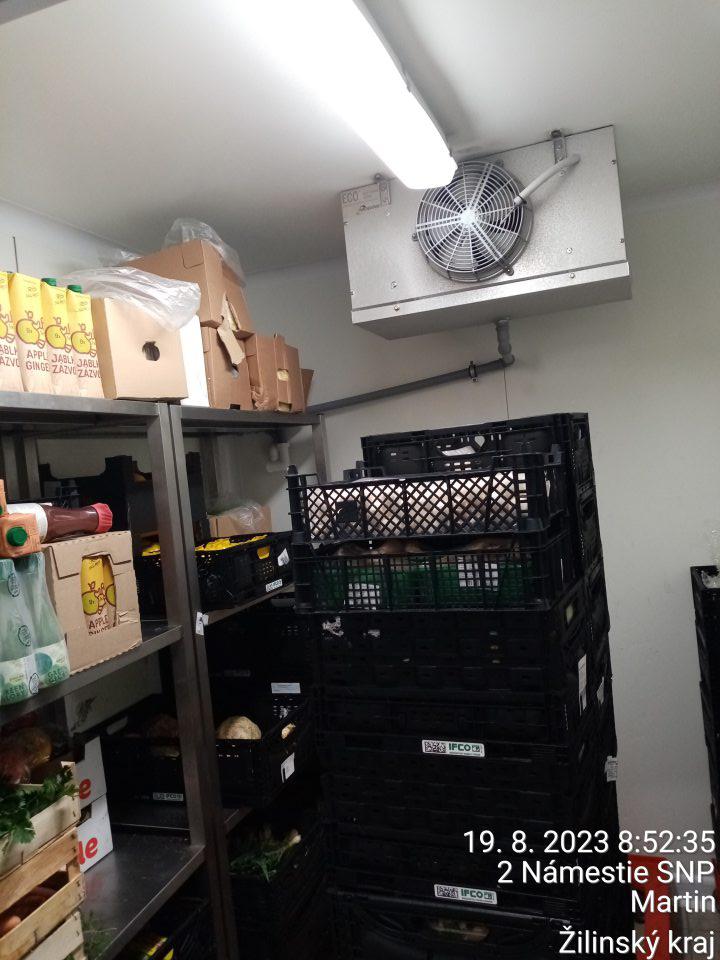 v zázemí prevádzky sú ochranné kryty na ventilátoroch znečistené čiernou nečistotou pripomínajúcou pleseň.