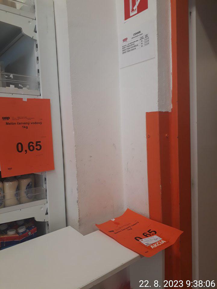 nevyhovujúci stav steny v priestore rozkrajovania melónov