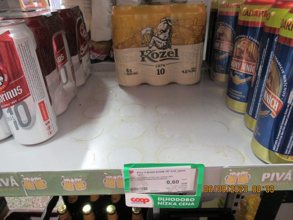 Znečistenie regálu v predajni, na ktorom boli umiestnené plechovky s pivom obsahom výrobkov.