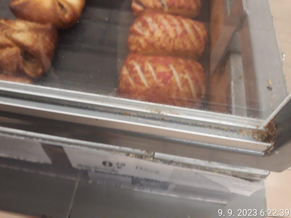 Predajná plocha: znečistenie regálov pri vystavovaní pekárskych výrobkov (semienka, pečivo).