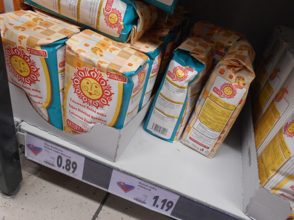 Živé larvy molí na regáli s múkami v predajni.