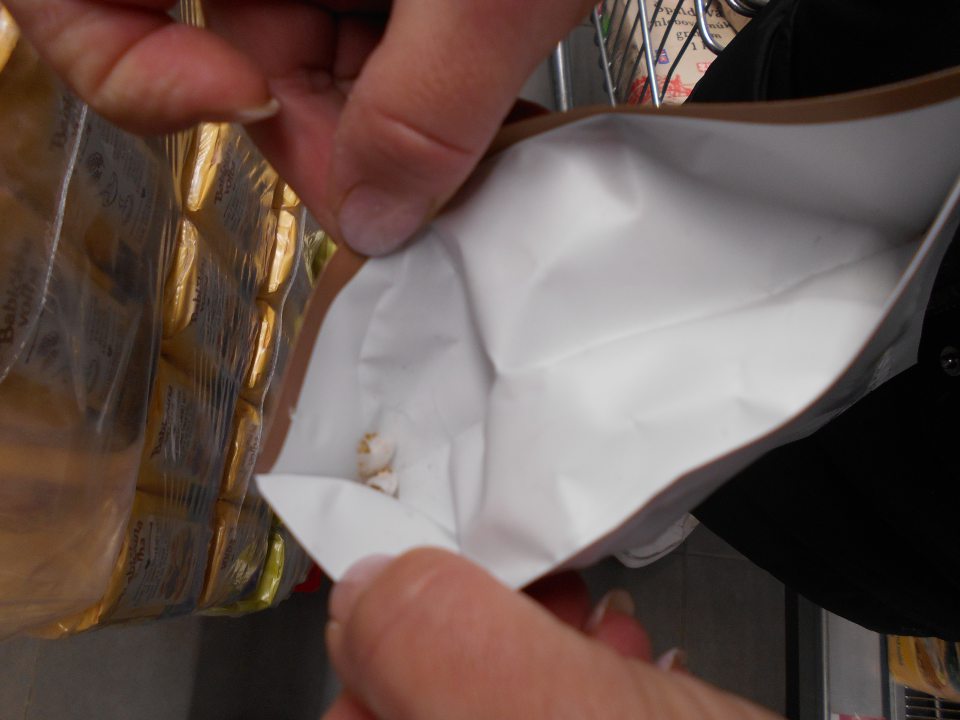 Zámotky na obale kokosovej múky ponúkanej na predaj.