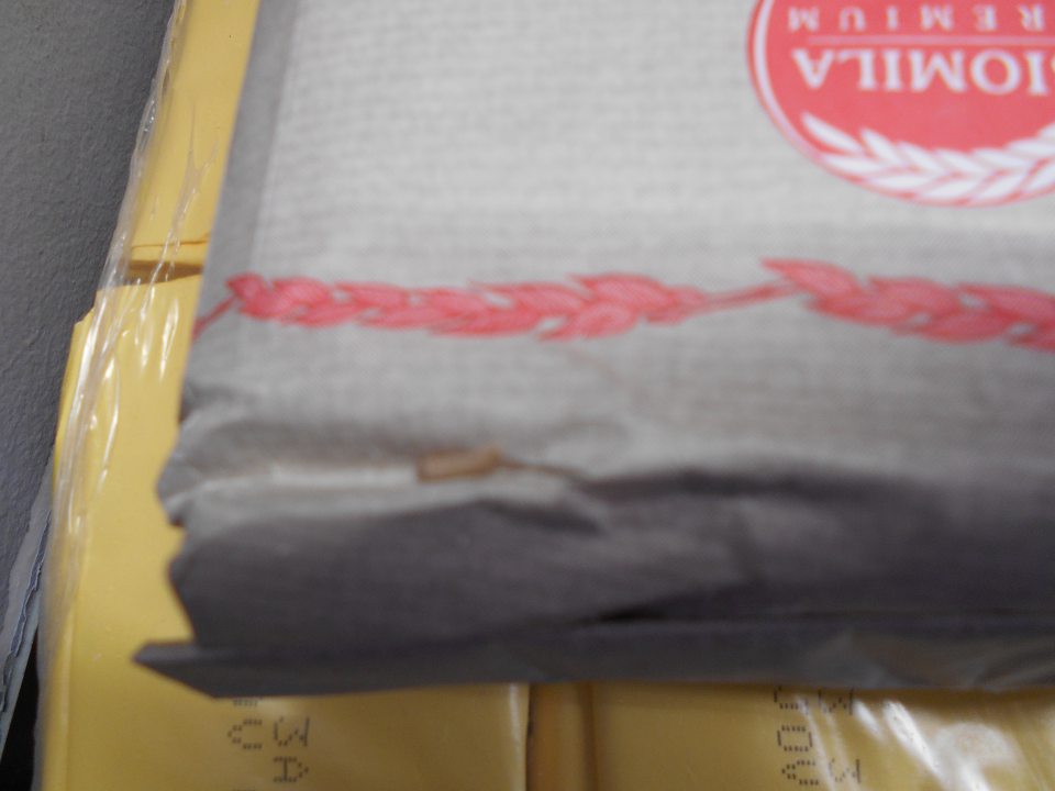 Larvy mole na obale špaldovej múky ponúkanej na predaj.