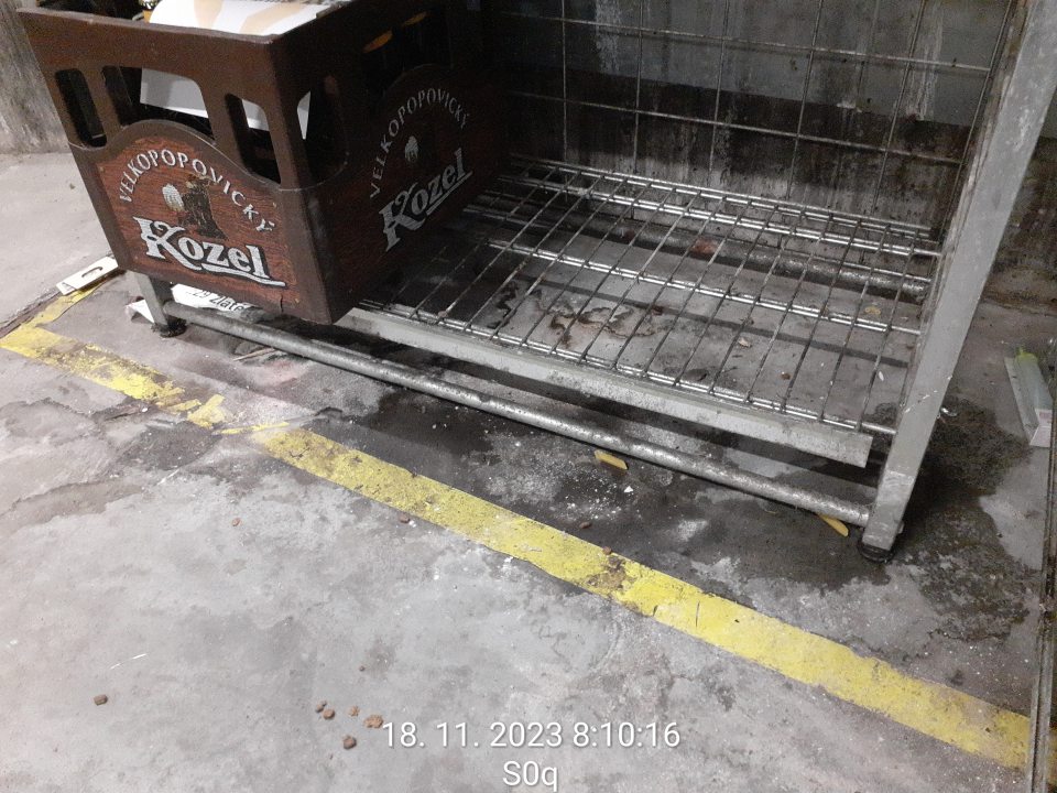 Príjem potravín: znečistenie pod regálom s reklamovaným tovarom.