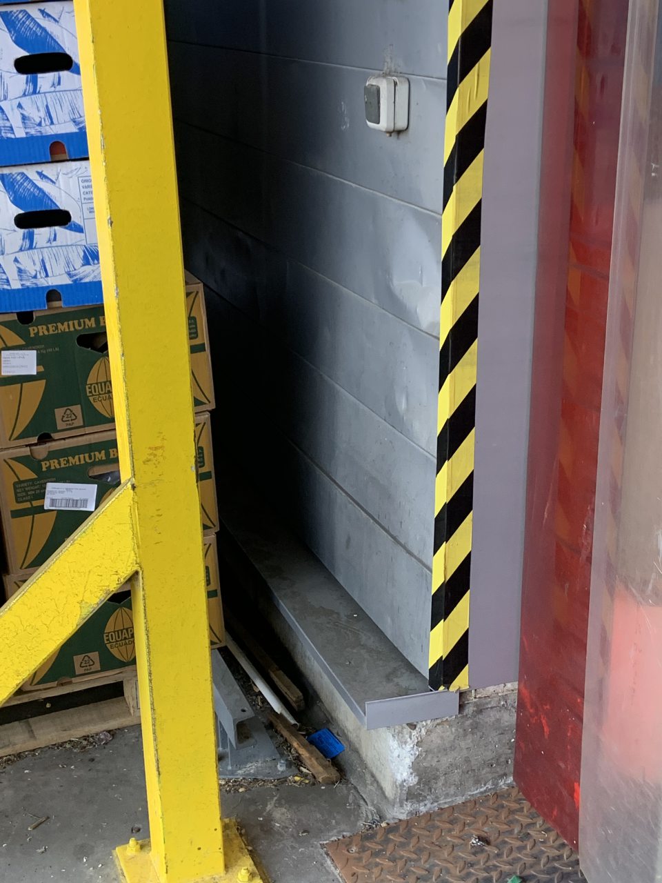 pri vstupe do oddelenia zeleniny zvonka po oboch stranách vonkajších stien nezametaný komunálny odpad