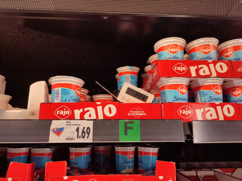 Skladovanie potravín pri teplotách nevyhovujúcich odporúčaniam stanoveným výrobcom