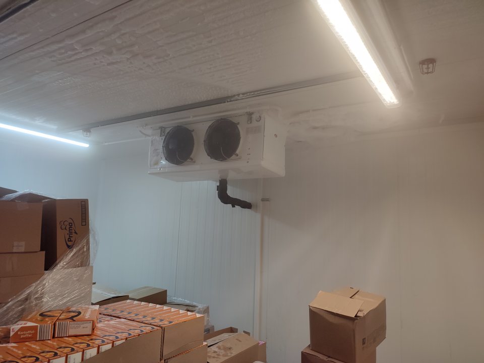 V mraziacich boxoch hrubá vrstva námrazy