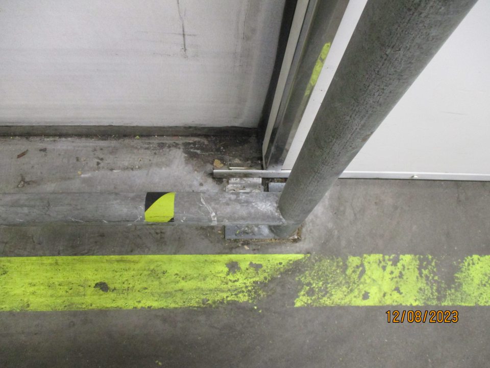 nalepené nečistoty, nánosy prachu, úlomky z paliet na ťažšie dostupných miestach pri spojoch podlahy a steny za bezpečnostnými zábranami