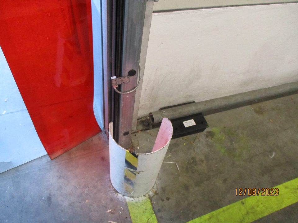 nalepené nečistoty, nánosy prachu, úlomky z paliet na ťažšie dostupných miestach pri spojoch podlahy a steny za bezpečnostnými zábranami