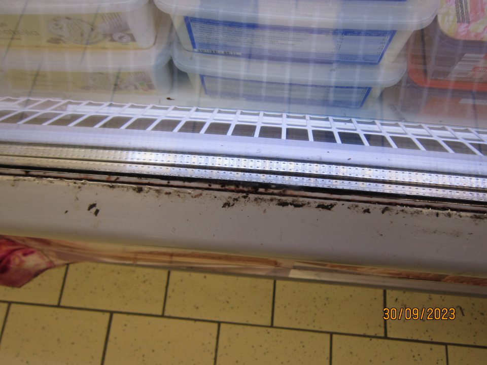 Znečistené mraziace zariadenie