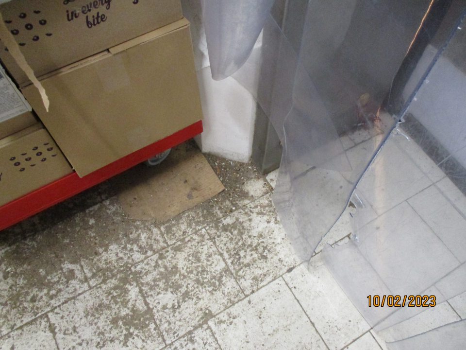Znečistená podlaha v mraziacom boxe s pekárskymi výrobkami