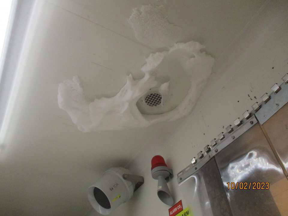 Vrstva námrazy na strope mraziaceho boxu s pekárskymi výrobkami