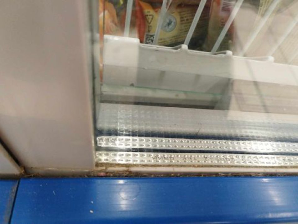 Znečistenie mraziacich zariadení na predajnej ploche.