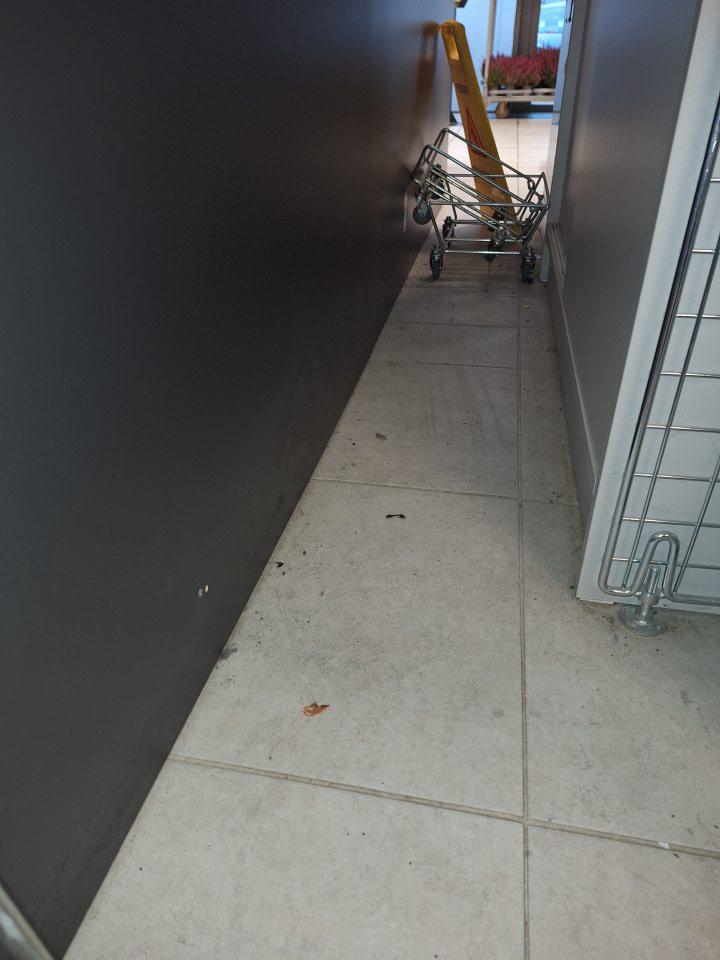 Výrazne znečistená podlaha na predajnej ploche.