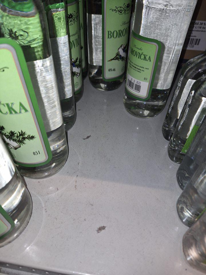 Znečistenie regálov na celej predajnej ploche.