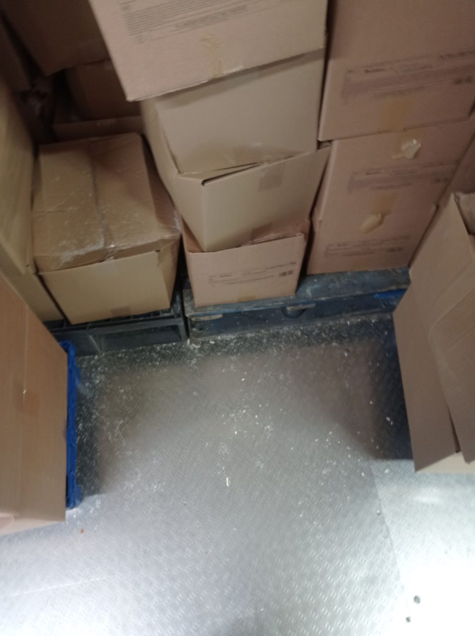 V mraziacom boxe hlbokozmrazených polotovarov určených na dopekanie finálnych výrobkov (nebalených pekárskych výrobkov) na celom strope, a hlavne v blízkosti ventilátora a na ňom sa nachádzala hrubá vrstva námrazy, až cencúle vytvorené z namrznutej odkvapkávajúcej vody, kondenz odkvapkával na podlahu, aj priamo na kartónové obaly, v ktorých boli uložené hlbokomrazené pekárske polotovary.