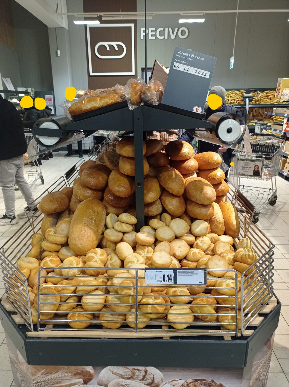 Nechránené pečivo pred možnou kontamináciou.