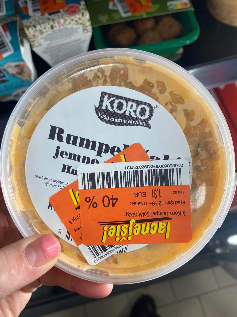 Prelepovanie údajov zľavovou etiketou.