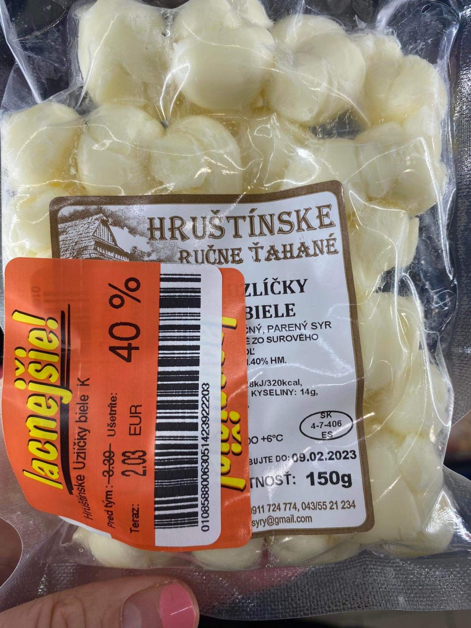 Prelepovanie údajov zľavou etiketou.