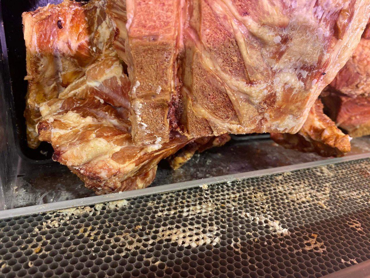 Znečistené chladiarenské zariadenie.