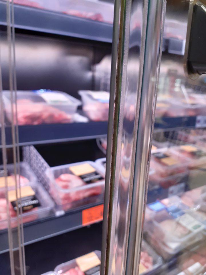 Znečistené okraje dvierok na chladiacich zariadeniach, porastená pleseň.