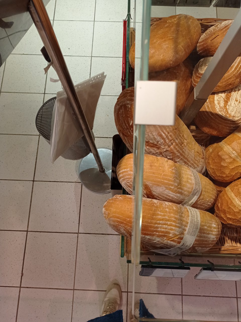 Veľké množstvo nebaleného chleba prečnievajúce do vonkajšieho priestoru z bočných strán.