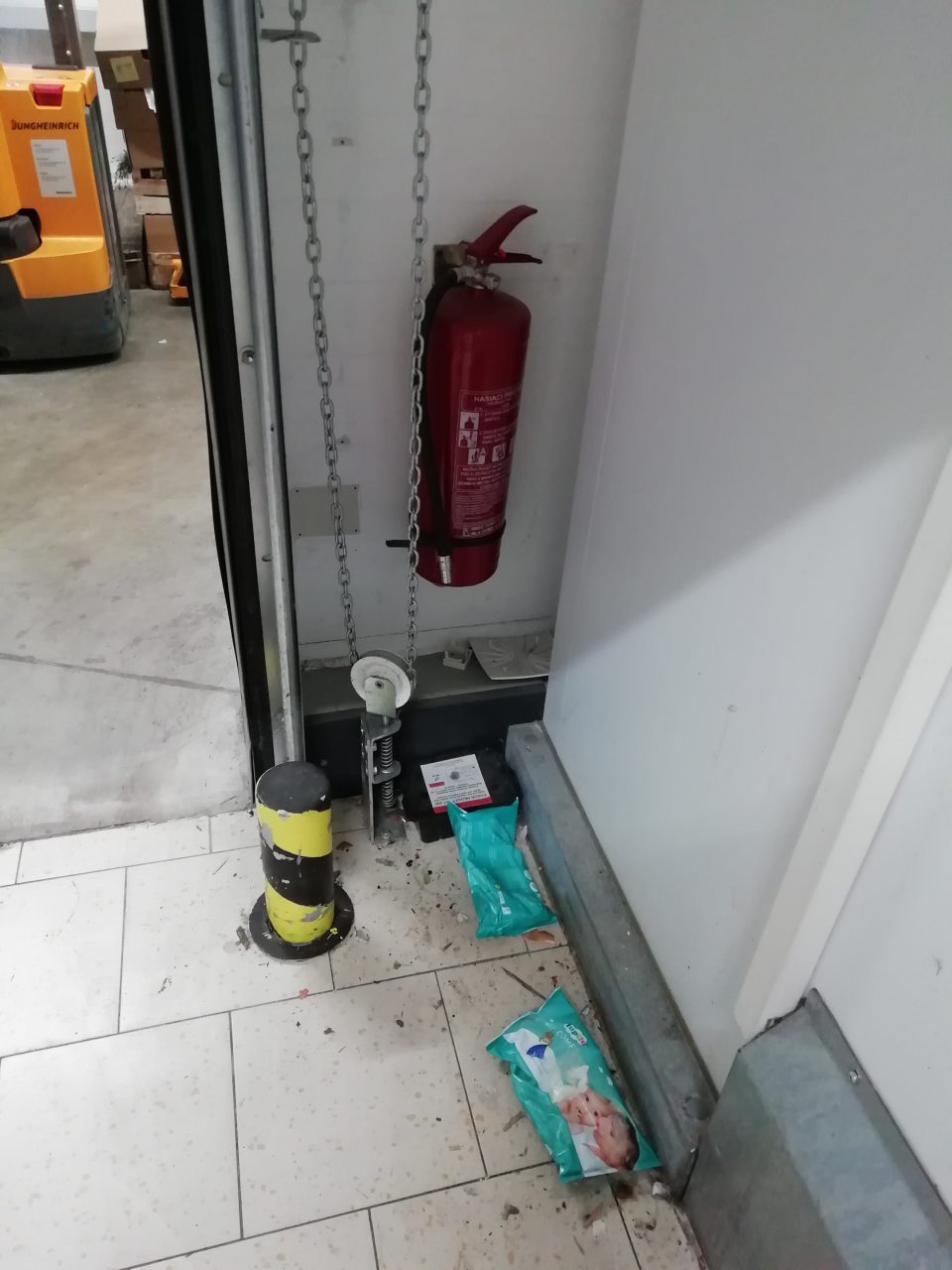 Znečistená podlaha v skladovacích priestoroch.