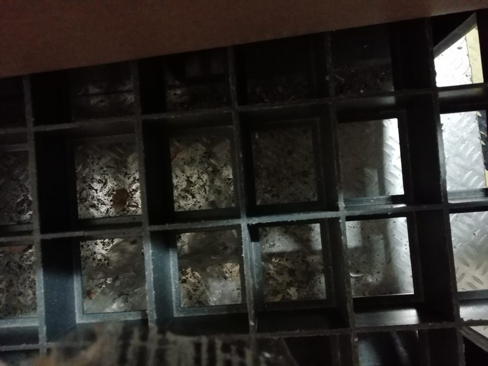 Znečistená podlaha v mraziacom boxe.