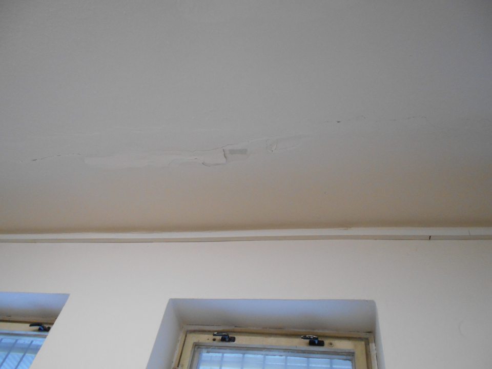 Lokélne malé ohraničené znečistenie stropu v sklade.