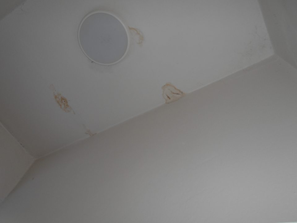Lokálne malé ohraničené znečistenie stropu na záchode.