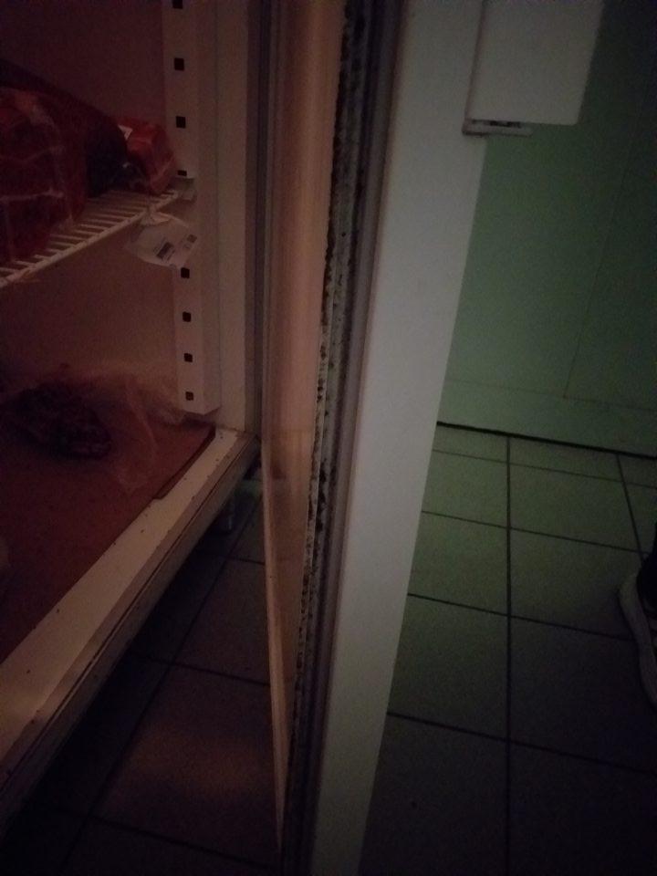 Chladice zariadenie určené na predaj mäsovýchvýrobkov- odlepené a znečistené tesnenie okolo dverí a nadmerná námraza.
