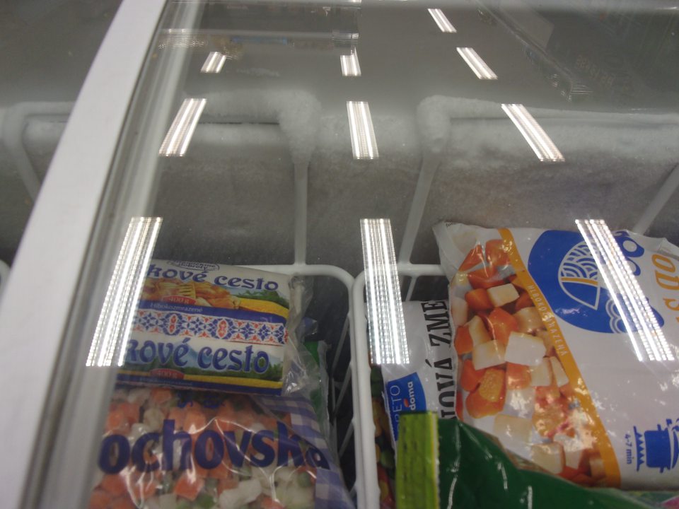 Nadmerne namrazený mraziaci box na zeleninu.