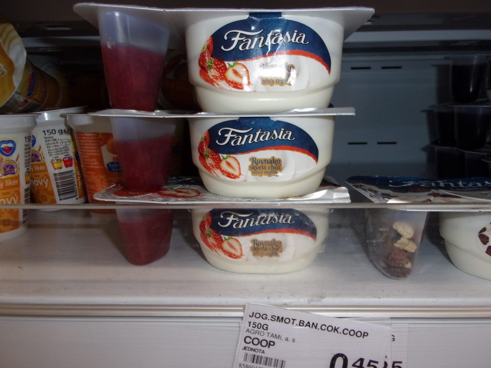 Neoznačený mliečny výrobok informáciou o blížiacom sa ukončení doby spotreby.