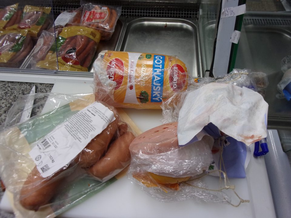 4 druhy mäsových výrobkov, pri ktorých nebola preukázaná evidencia o dátume otvorenia.