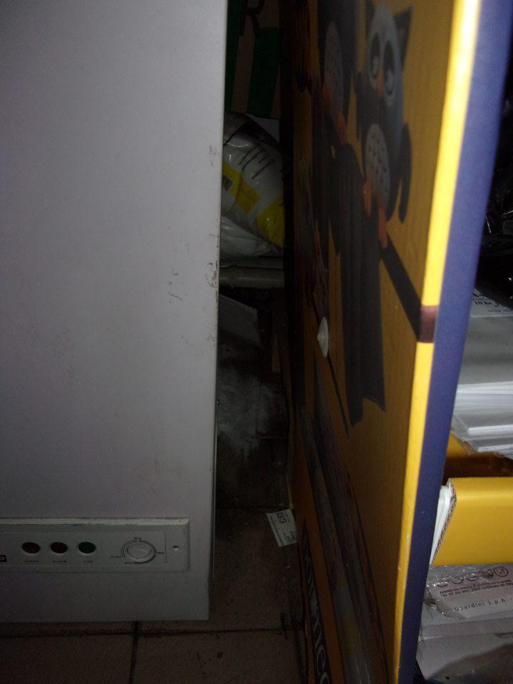 Znečistená podlaha v sklade.