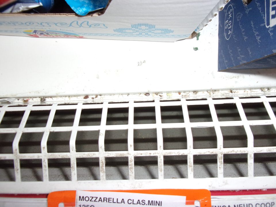 Znečistená spodná časť vitríny na mliečne výrobky.